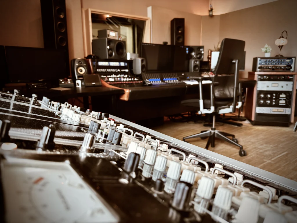 Musikregie 2 — ADR Hertz Studio München Musikregie 2 — ADR Hertz Studio München